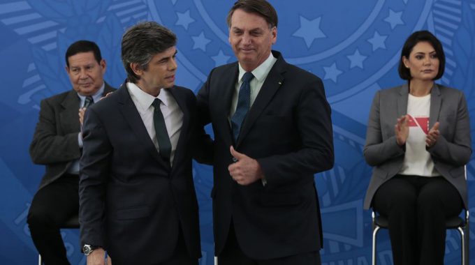 Bolsonaro Dá Posse Ao Novo Ministro Da Saúde