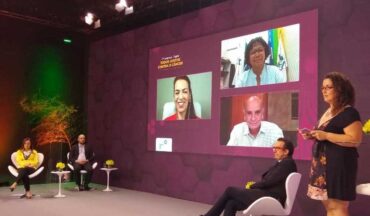imagem dos palestrantes do 7º congresso Todos juntos contra o câncer no painel sobre câncer de mama, alguns deles encontram-se de forma presencial e outros estão no telão por vídeochamada