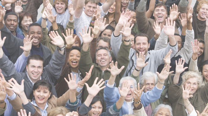 4 De Fevereiro é O Dia Mundial Do Câncer. A Imagem Contém Uma Foto De Vários Pessoas Juntas Com As Mãos Levantas, Em Alegria.