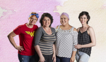 Movimento TJCC trabalha aprovação do Estatuto da Pessoa com Câncer. A Imagem contém quatro mulheres abraçadas que se recuperaram ou estão com câncer. Algumas estão com um lenço na cabeça.