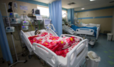 imagem de uma paciente acamada em um hospital