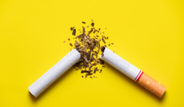 Imagem De Um Cigarro Rasgado Ao Meio Em Uma Superfície Plano, Em Representação Ao Dia Mundial Sem Tabaco