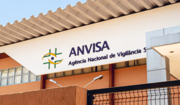 imagem da faixada do prédio da Anvisa onde se destaca o logotipo da agência reguladora