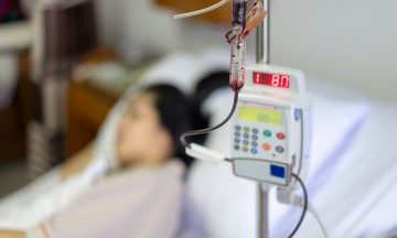 Imagem De Uma Paciente Deitada Na Cama E A Frente Um Equipamento De Circulação Do Sangue, Em Representação Aos Doadores De Medula óssea