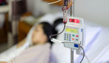 imagem de uma paciente deitada na cama e a frente um equipamento de circulação do sangue, em representação aos doadores de medula óssea