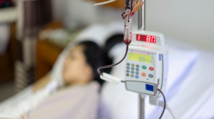 Imagem De Uma Paciente Deitada Na Cama E A Frente Um Equipamento De Circulação Do Sangue, Em Representação Aos Doadores De Medula óssea