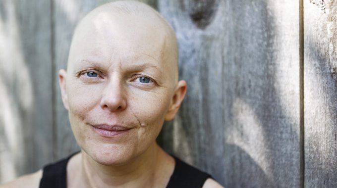 Imagem De Uma Mulher Com Câncer Sorrindo