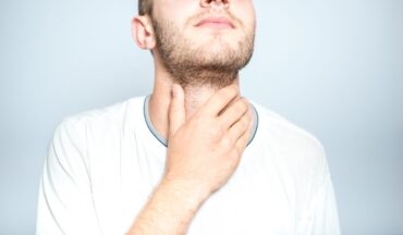 imagem de um homem com a mão no pescoço