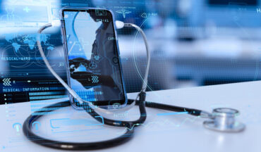 imagem de um celular com um estetoscópio em volta, em representação ao aplicativo criado para monitoramento do câncer