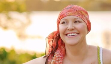 Imagem De Uma Mulher Sorrindo E Com Um Lenço Na Cabeça, Em Relação à Seleção De Histórias Inspiradoras Sobre Câncer