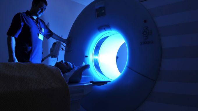 Imagem De Um Equipamento De Radioterapia