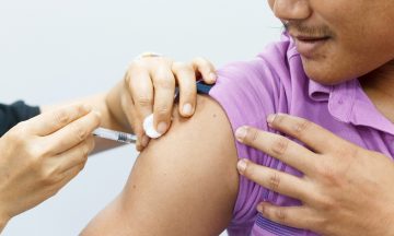 Imagem De Um Homem Recendo A Vacina De HPV