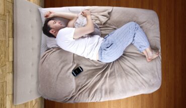 imagem de um homem deitado na cama
