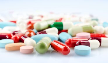 imagem de vários medicamentos orais espalhados