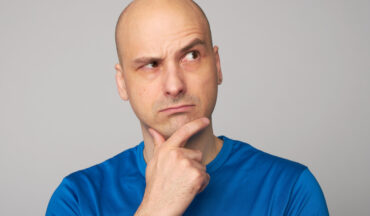 imagem de um homem com a mão no queixo com uma expressão facial de questionamento
