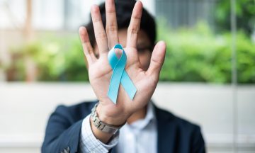 Imagem De Um Homem Com O Laço Da Campanha Novembro Azul Colado Na Palma Da Sua Mão