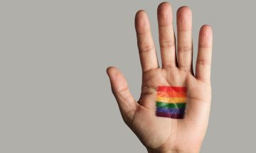 Imagem De Uma Palma Da Mão Pintada De Com As Cores Da Bandeira LGBTQIA+