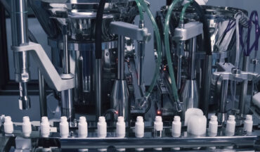 imagem de frascos médicos na linha de fabricação farmacêutica.
