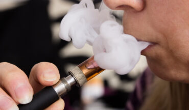 imagem de uma mulher fumando cigarro eletrônico