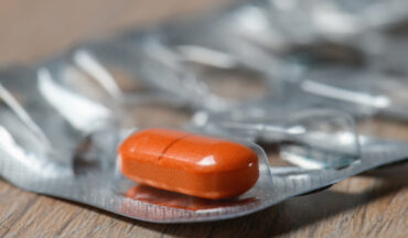 imagem de uma cartela de remédios com apenas um medicamento oral dentro