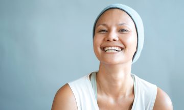 Imagem De Uma Paciente Com Câncer Sorrindo E Com Uma Baixa Na Cabeça