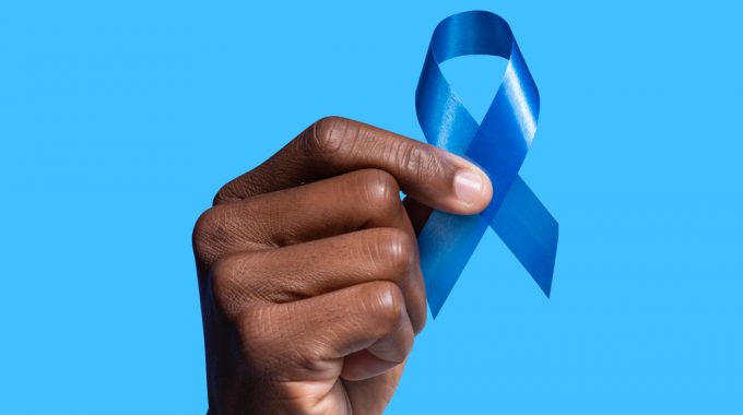 Imagem De Uma Mão De Um Homem Negro Segurando O Laço Da Campanha Novembro Azul