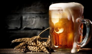 Imagem De Uma Caneca Cheia De Cerveja E Ao Lado Folhas De Cevada
