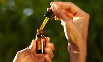 Imagem De Mãos Segurando Um Frasco Conta Gotas O Medicamento A Base De Cannabis