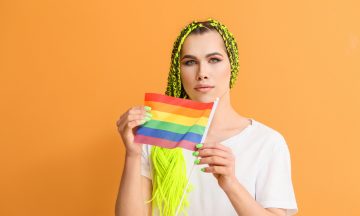 Imagem De Uma Mulher Trans Segurando A Bandeira LGBTQIA+