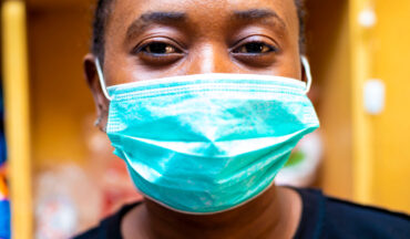 Imagem De Uma Paciente Com Câncer Usando Máscara