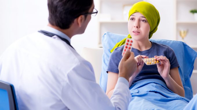 Imagem De Uma Criança Com Câncer Deitada Na Cama De Um Hospital Conversando Com O Profissional De Saúde