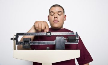 Jovem Encima Da Balança Medindo O Seu Peso
