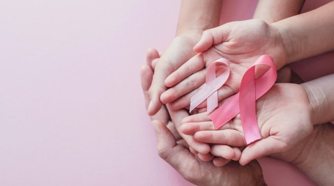 Imagem De Várias Mãos Femininas E Na Palma De Uma Delas Dois Laços Da Cor Da Campanha De Conscientização Do Câncer De Mama