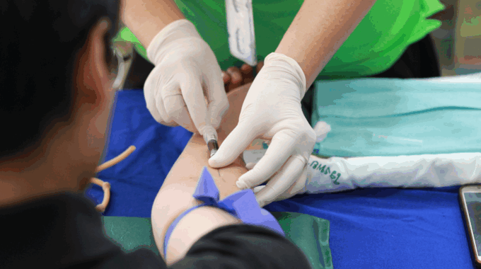 Imagem de aplicação de remédio intravenoso