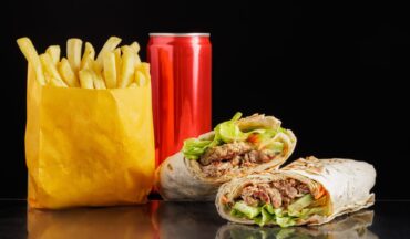 Batata frita, refrigerante e shawarma, representando os alimentos ultraprocessados.