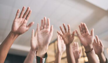 Mãos levantadas para pedir voz