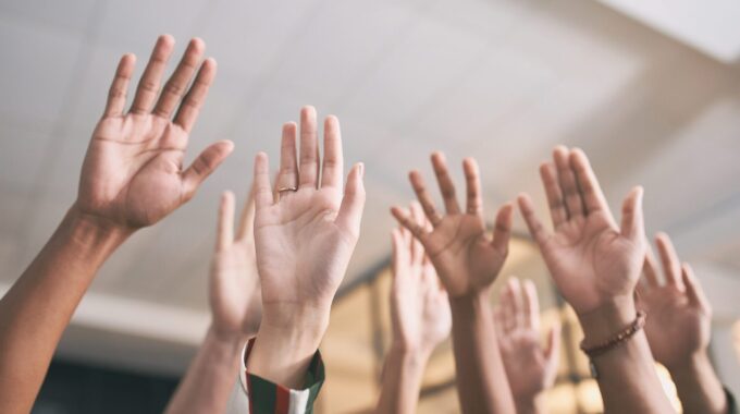 Mãos levantadas para pedir voz